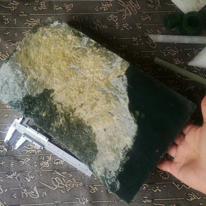 Natural Kunlun Jade Rough Nephrite Raw (3.92kg, 26X17X7cm)