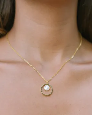 Perla Gold Circle Shell Pendant Necklace